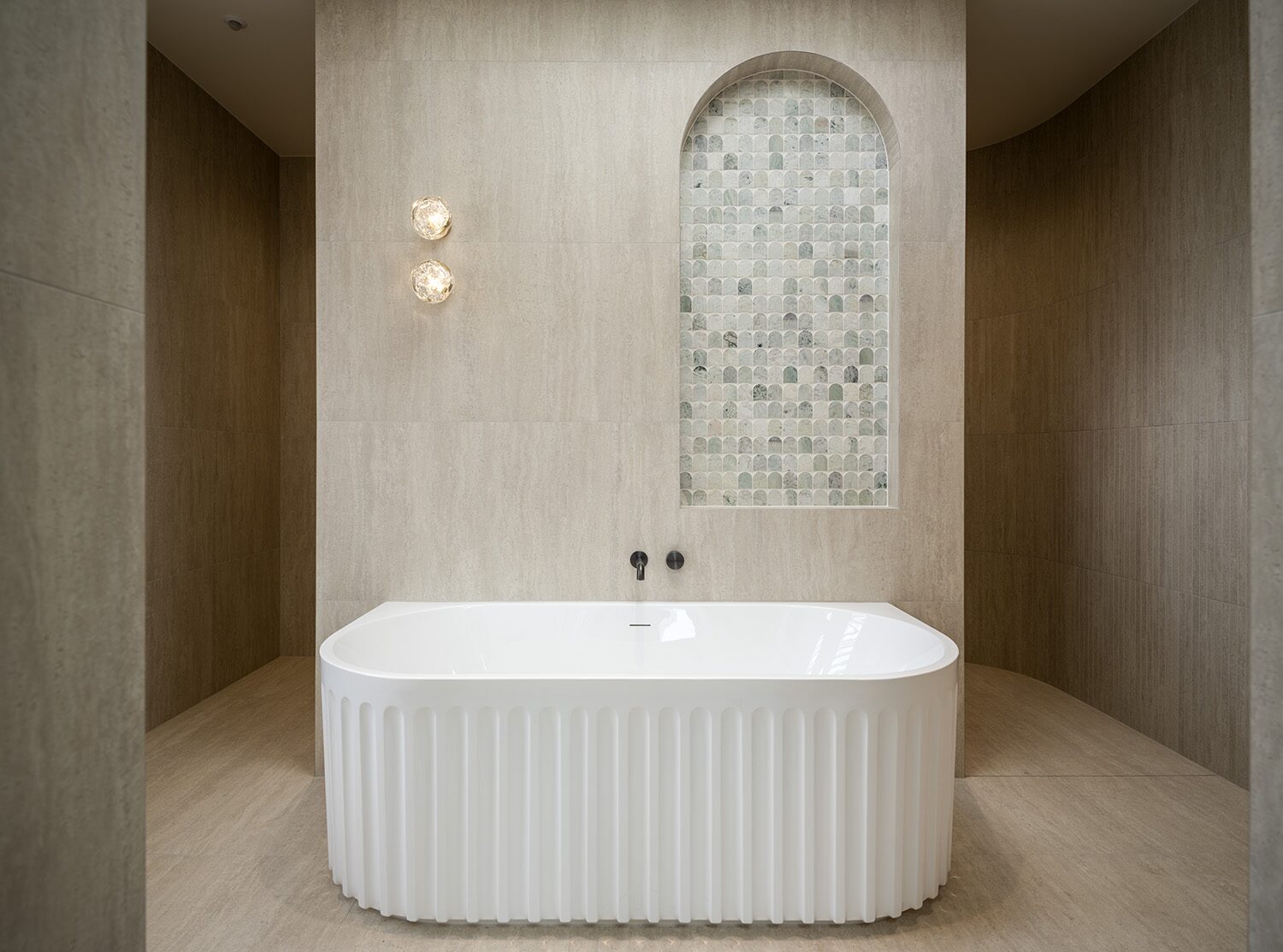 Pelham — freestanding bathtub in niche